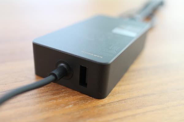 Surface Pro電源アダプターのUSB端子