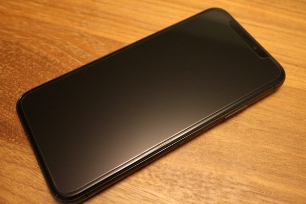 iPhoneXSpigenScreenFront
