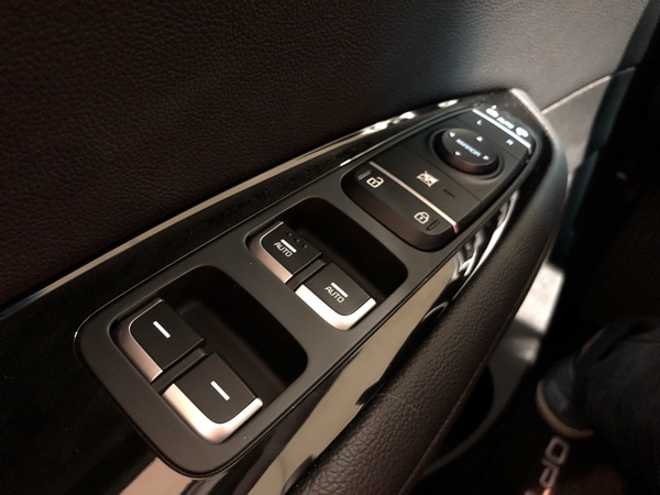 iPhoneXInsideCar